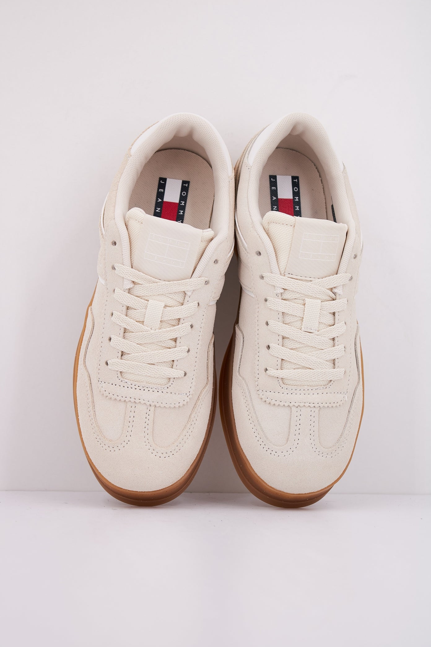 TOMMY HILFIGER  THE GREENWICH SUEDE en color BLANCO  (3)