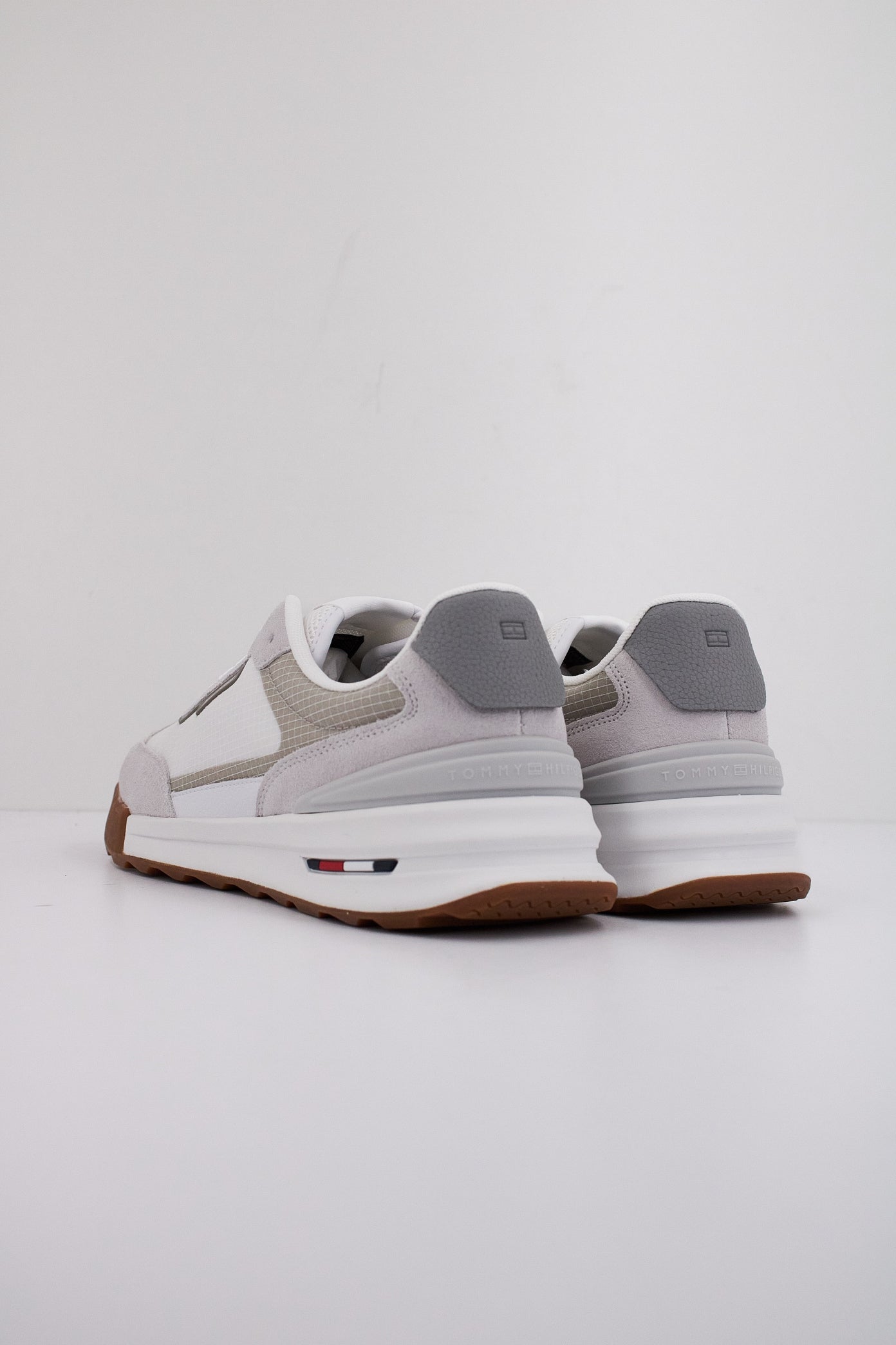 TOMMY HILFIGER RETRO RUNNER SEASONAL en color BLANCO  (4)