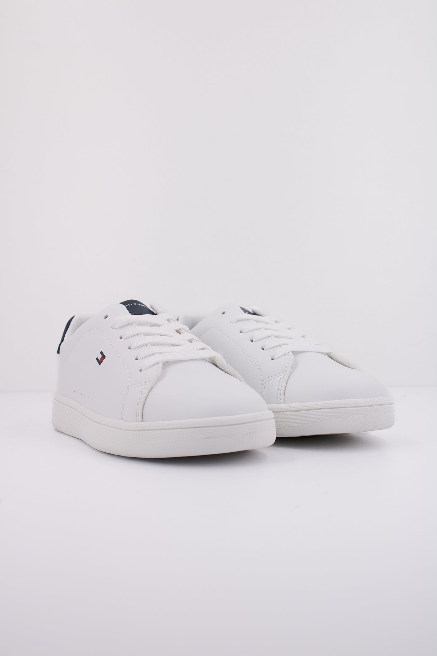 TOMMY HILFIGER TX   en color BLANCO  (2)