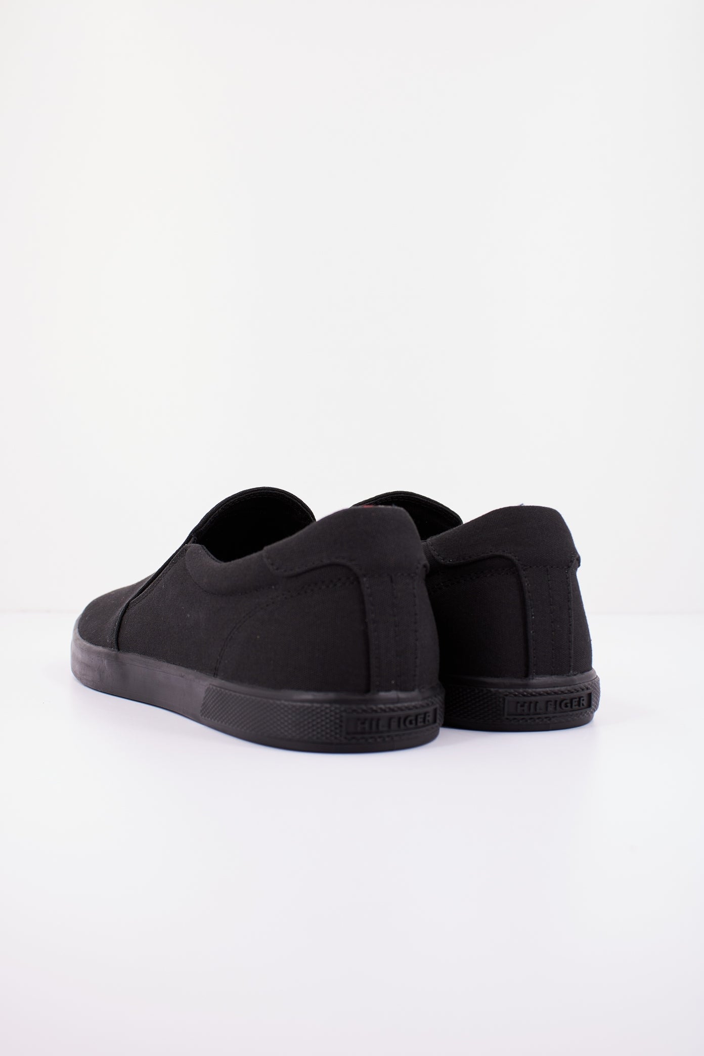 TOMMY HILFIGER HARLOW D en color NEGRO  (3)