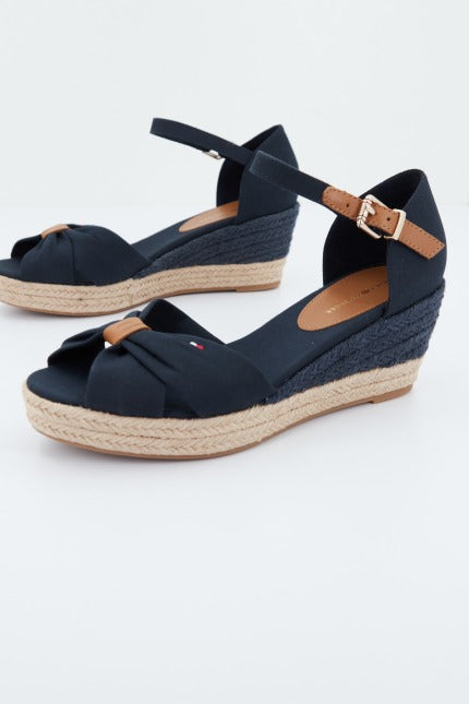 TOMMY HILFIGER  BASIC OPEN TOE MID WEDGE en color AZUL  (1)