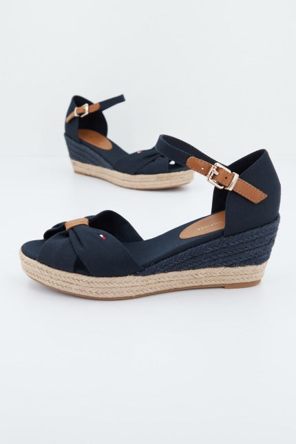 TOMMY HILFIGER  BASIC OPEN TOE MID WEDGE en color AZUL  (2)