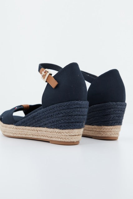 TOMMY HILFIGER  BASIC OPEN TOE MID WEDGE en color AZUL  (4)