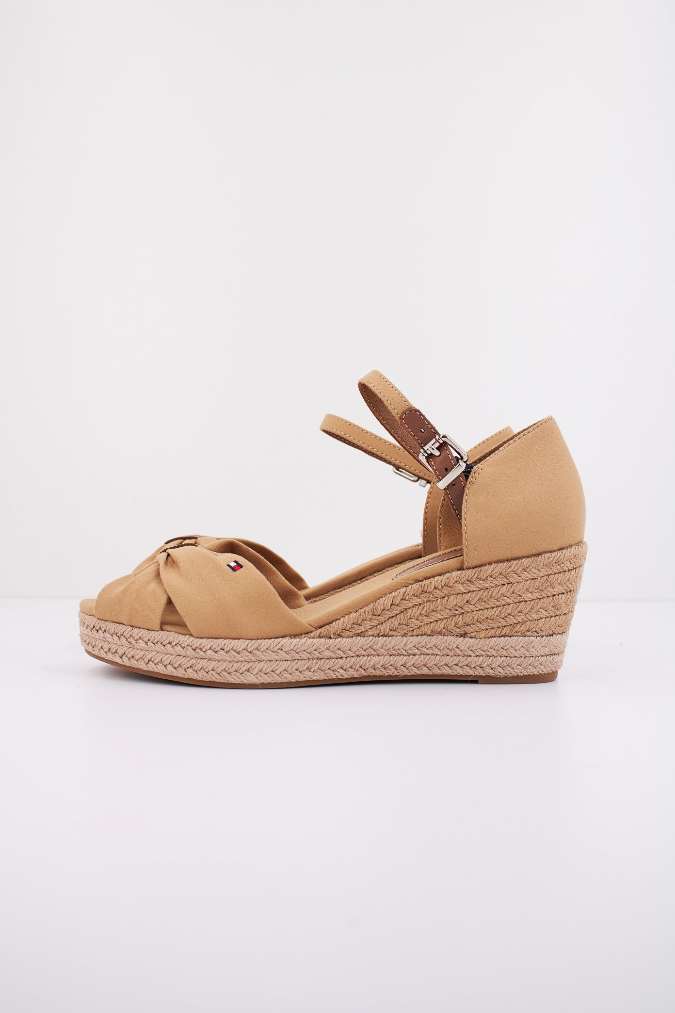 TOMMY HILFIGER BASIC OPEN TOE MID WEDGE en color MARRON CLARO  (1)