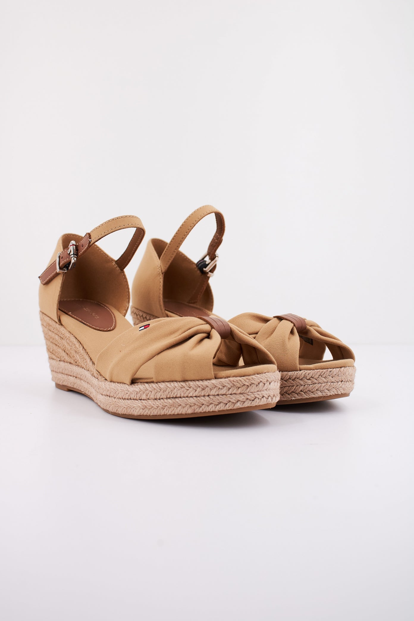 TOMMY HILFIGER BASIC OPEN TOE MID WEDGE en color MARRON CLARO  (2)