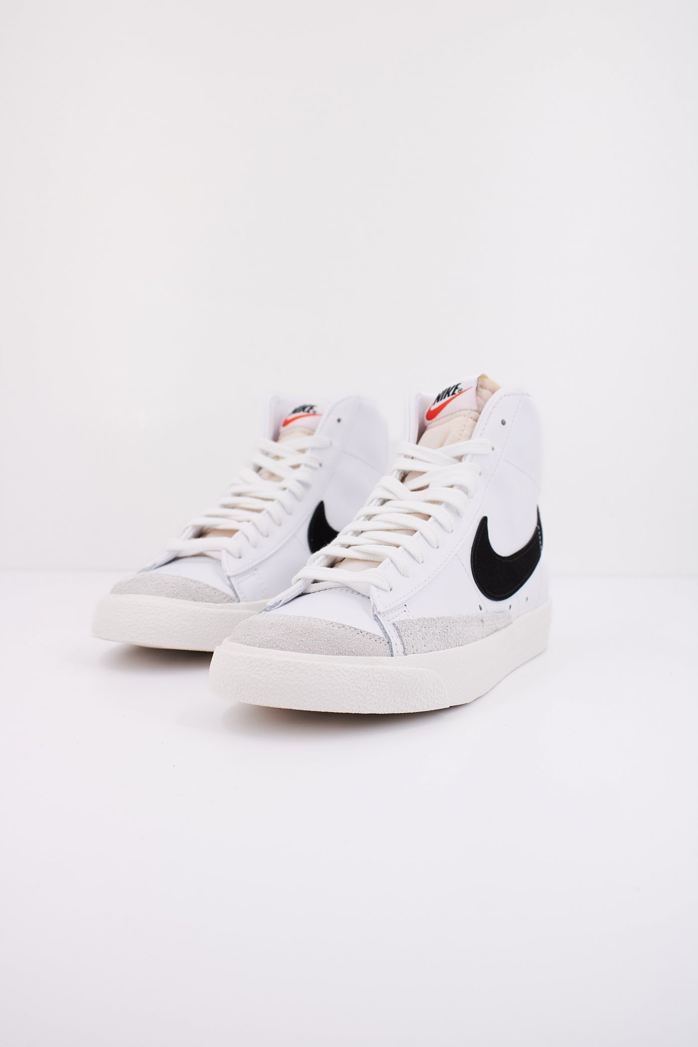 NIKE W BLAZER MID ' en color BLANCO  (2)