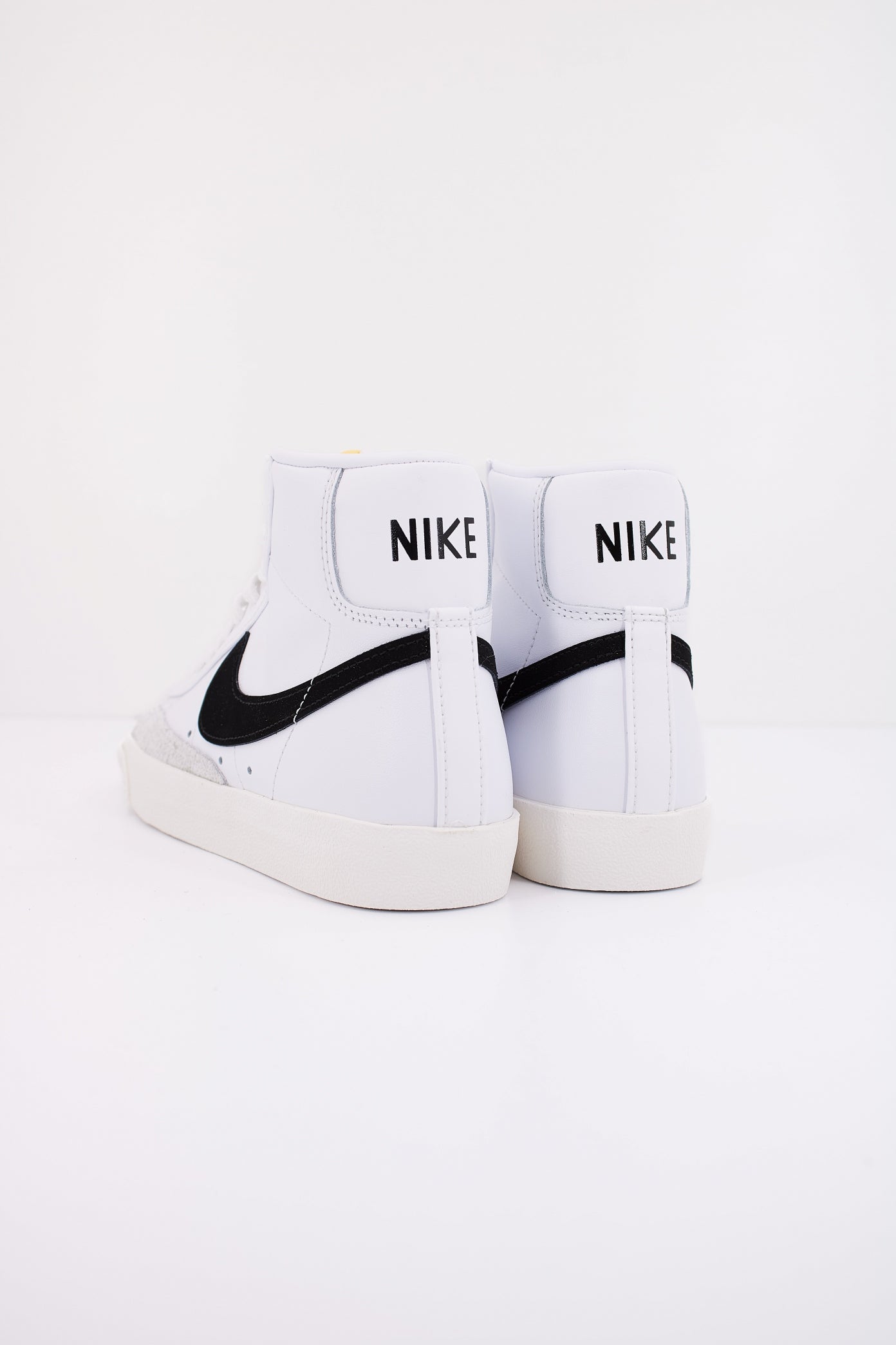 NIKE W BLAZER MID ' en color BLANCO  (4)