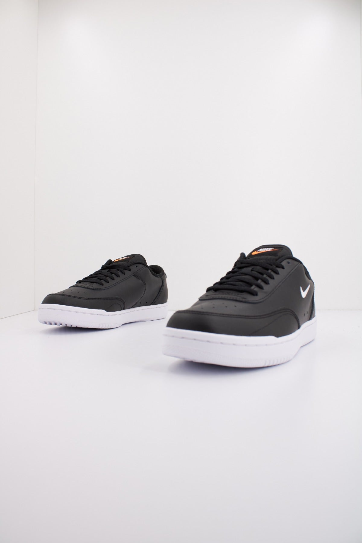 NIKE COURT VINTAGE en color NEGRO  (2)