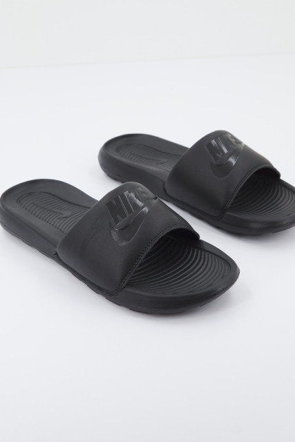 NIKE WMNS VICTORI ONE SLIDE en color NEGRO  (2)