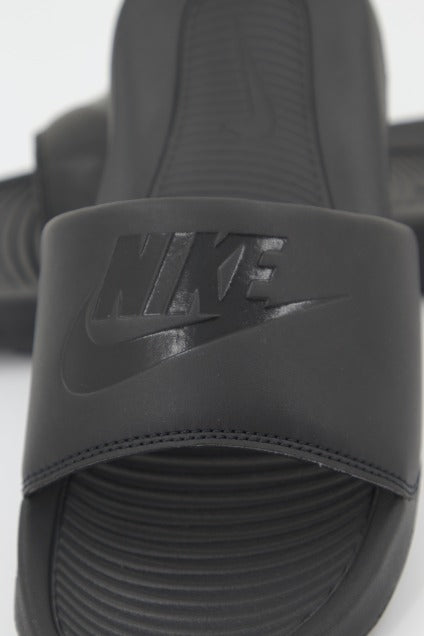 NIKE WMNS VICTORI ONE SLIDE en color NEGRO  (4)