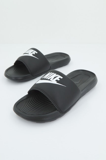 NIKE WMNS VICTORI ONE SLIDE en color NEGRO  (2)