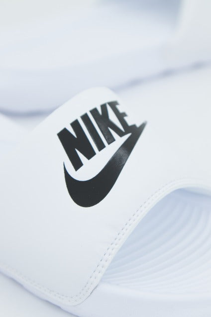 NIKE WMNS VICTORI ONE SLIDE en color BLANCO  (4)