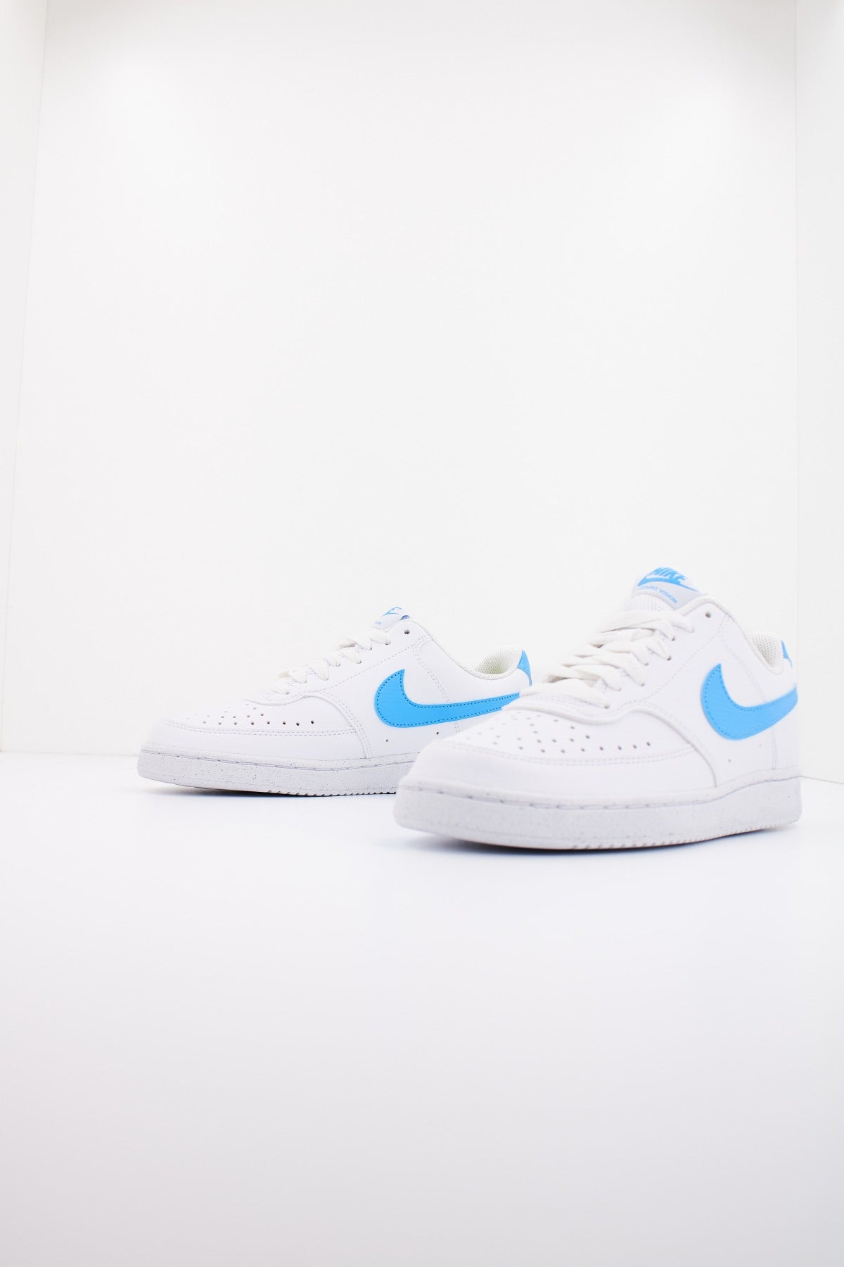 NIKE COURT VISION LOW BE WOM en color BLANCO  (2)