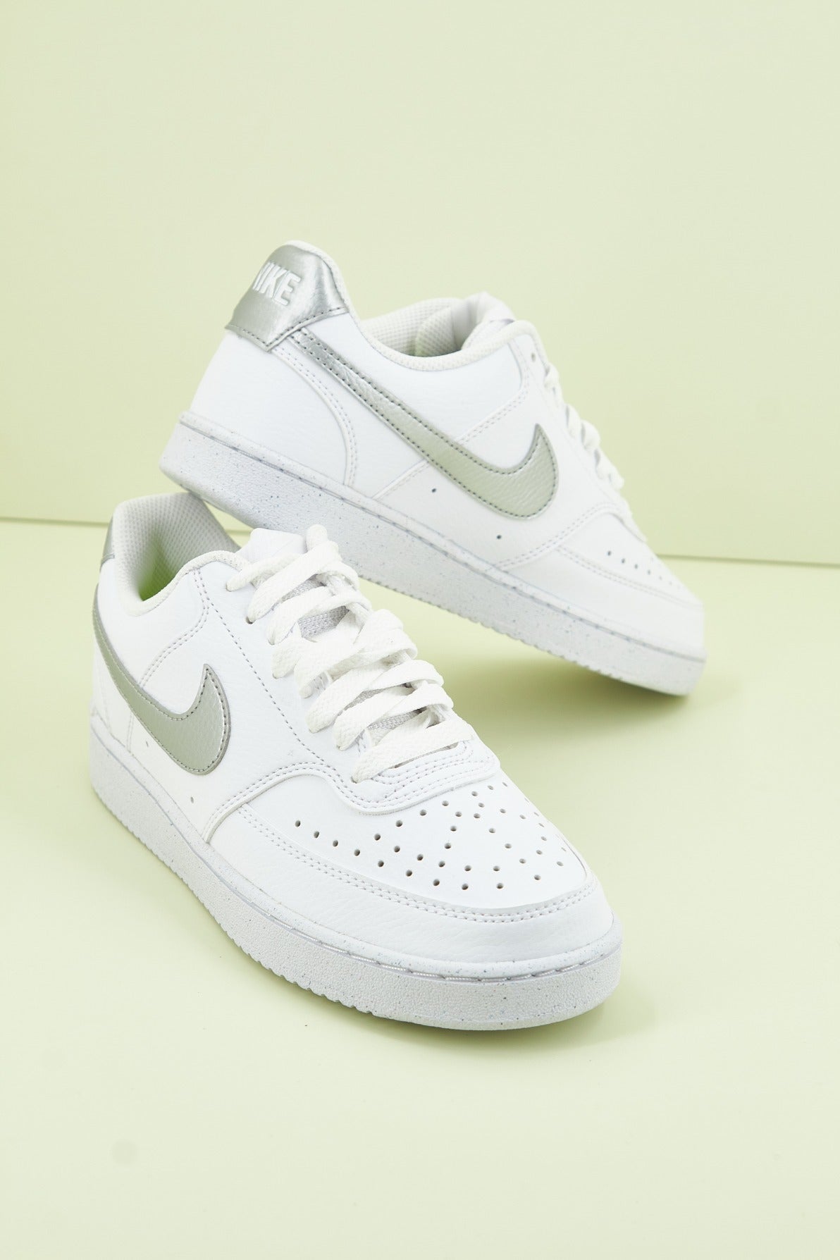 NIKE COURT VISION LOW BE WOM en color BLANCO  (2)