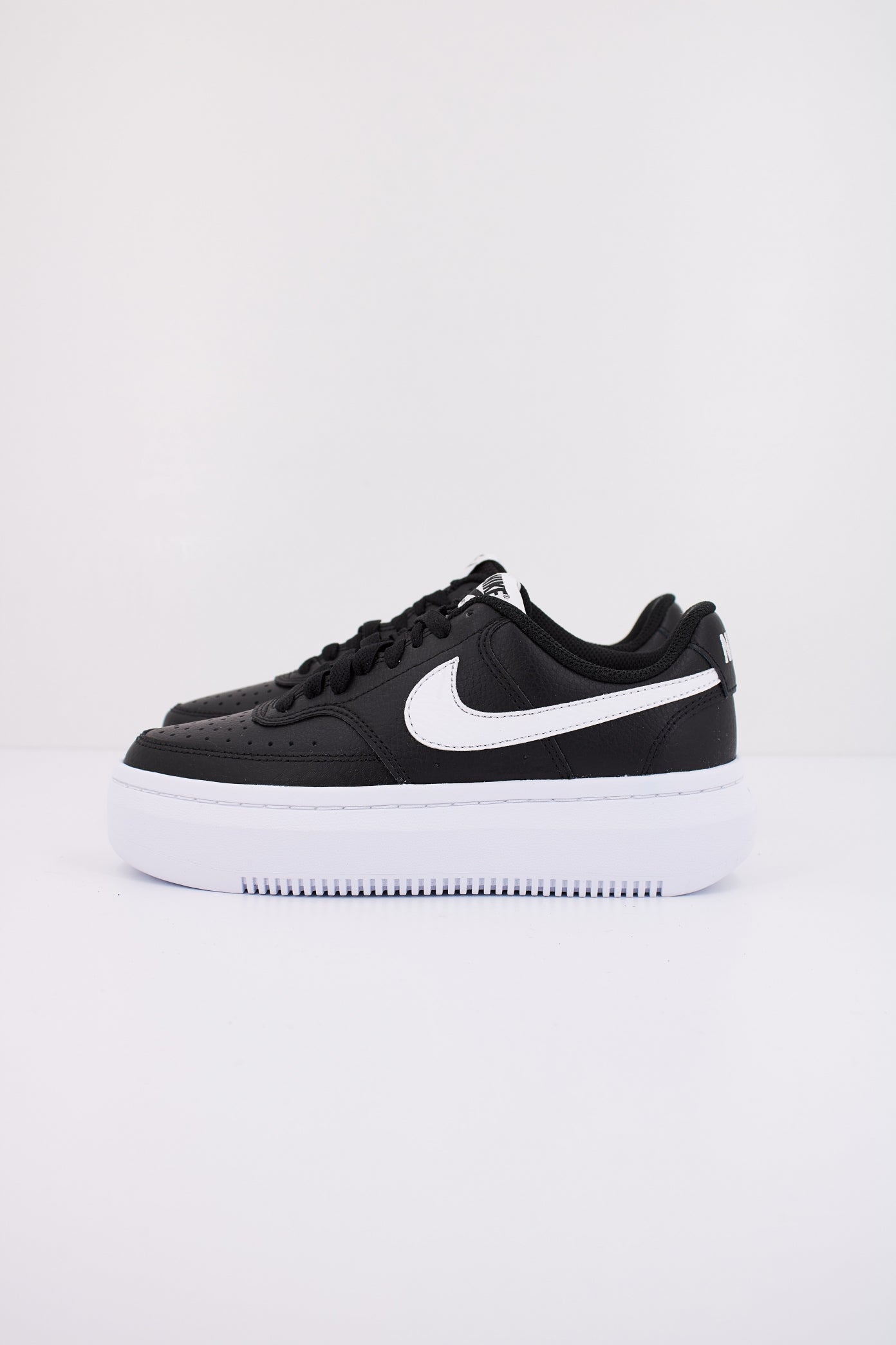 NIKE COURT VISION ALTA LTR en color NEGRO  (1)