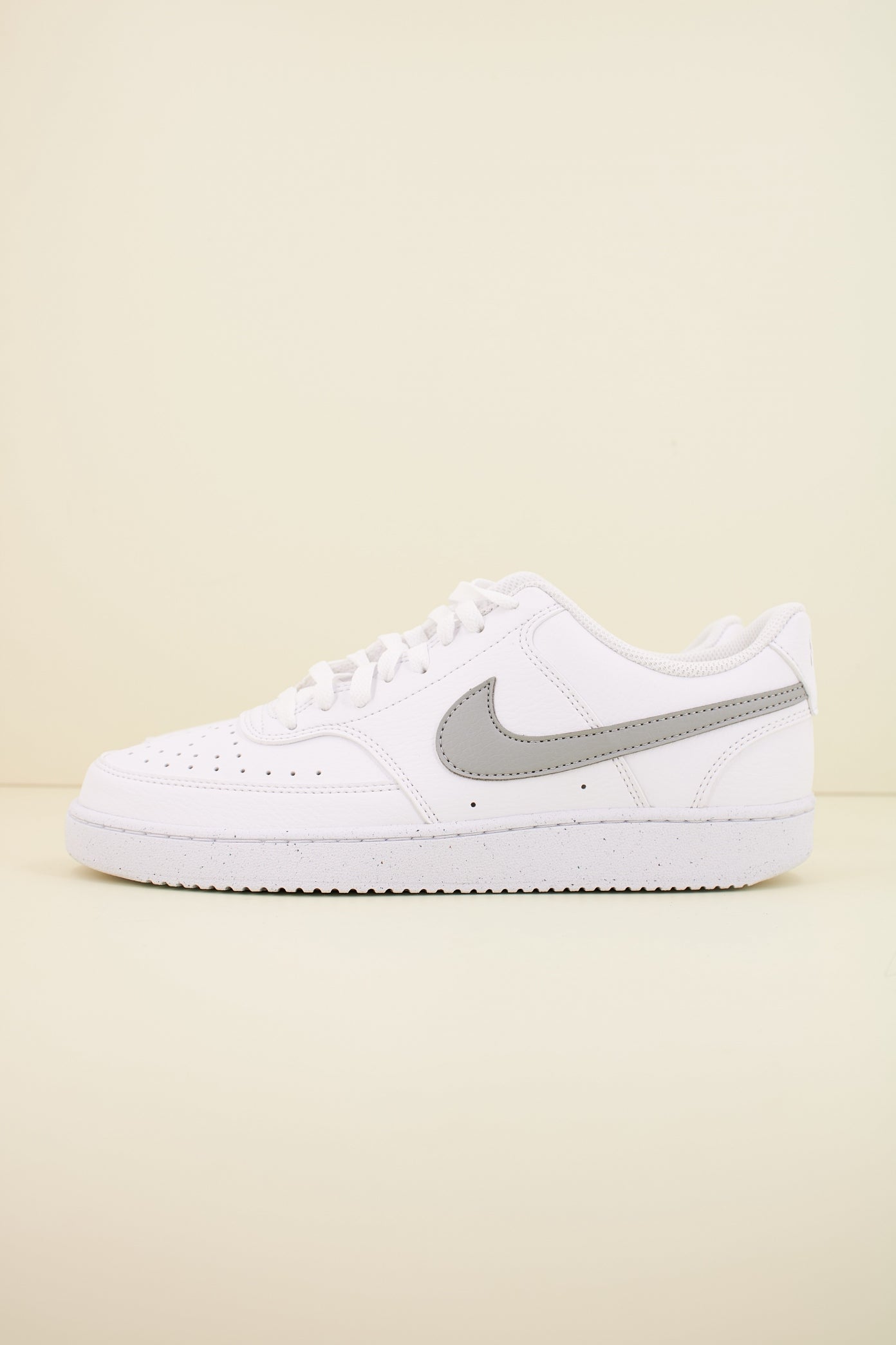 NIKE VISION LOW NEXT NATURE en color BLANCO  (1)