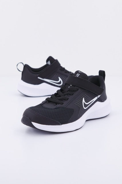 NIKE DOWNSHIFTER  LITTLE en color NEGRO  (1)