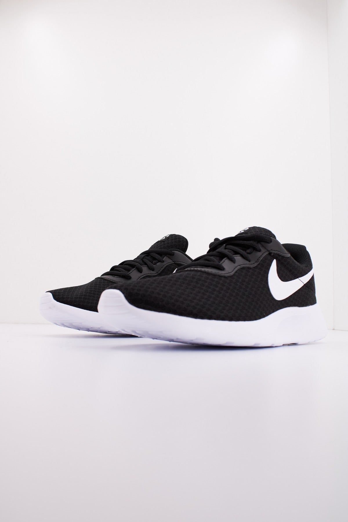 NIKE TANJUN en color NEGRO  (2)