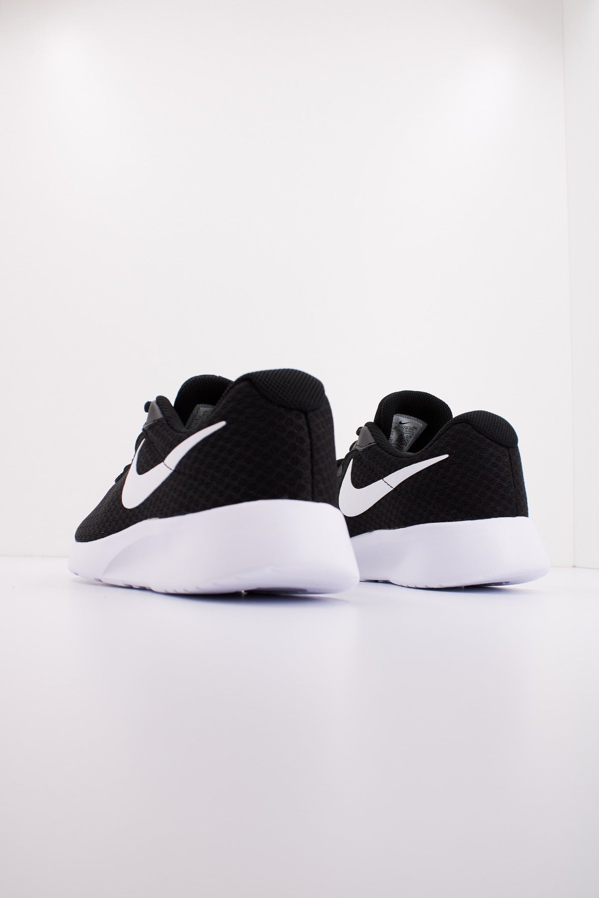 NIKE TANJUN en color NEGRO  (3)