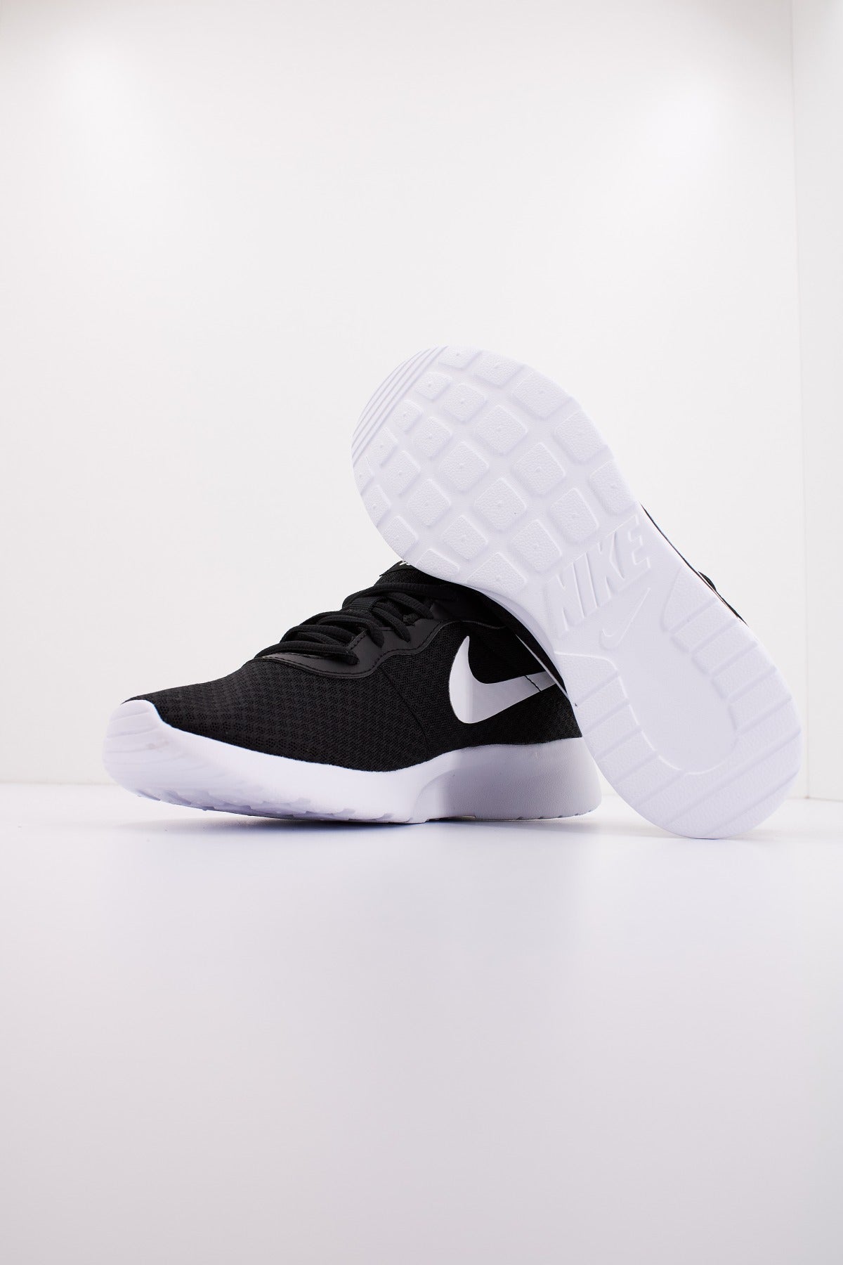 NIKE TANJUN en color NEGRO  (4)