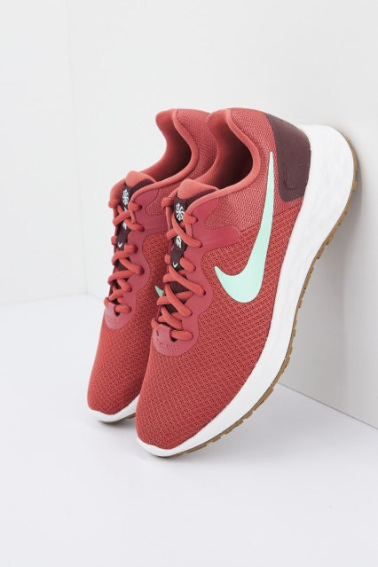 NIKE REVOLUTION  WOMEN'S RU en color MARRON  (1)