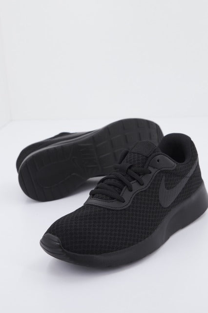 NIKE  TANJUN  en color NEGRO  (1)