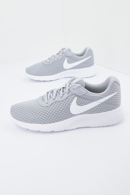 NIKE TANJUN  en color GRIS  (1)