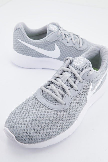 NIKE TANJUN  en color GRIS  (2)