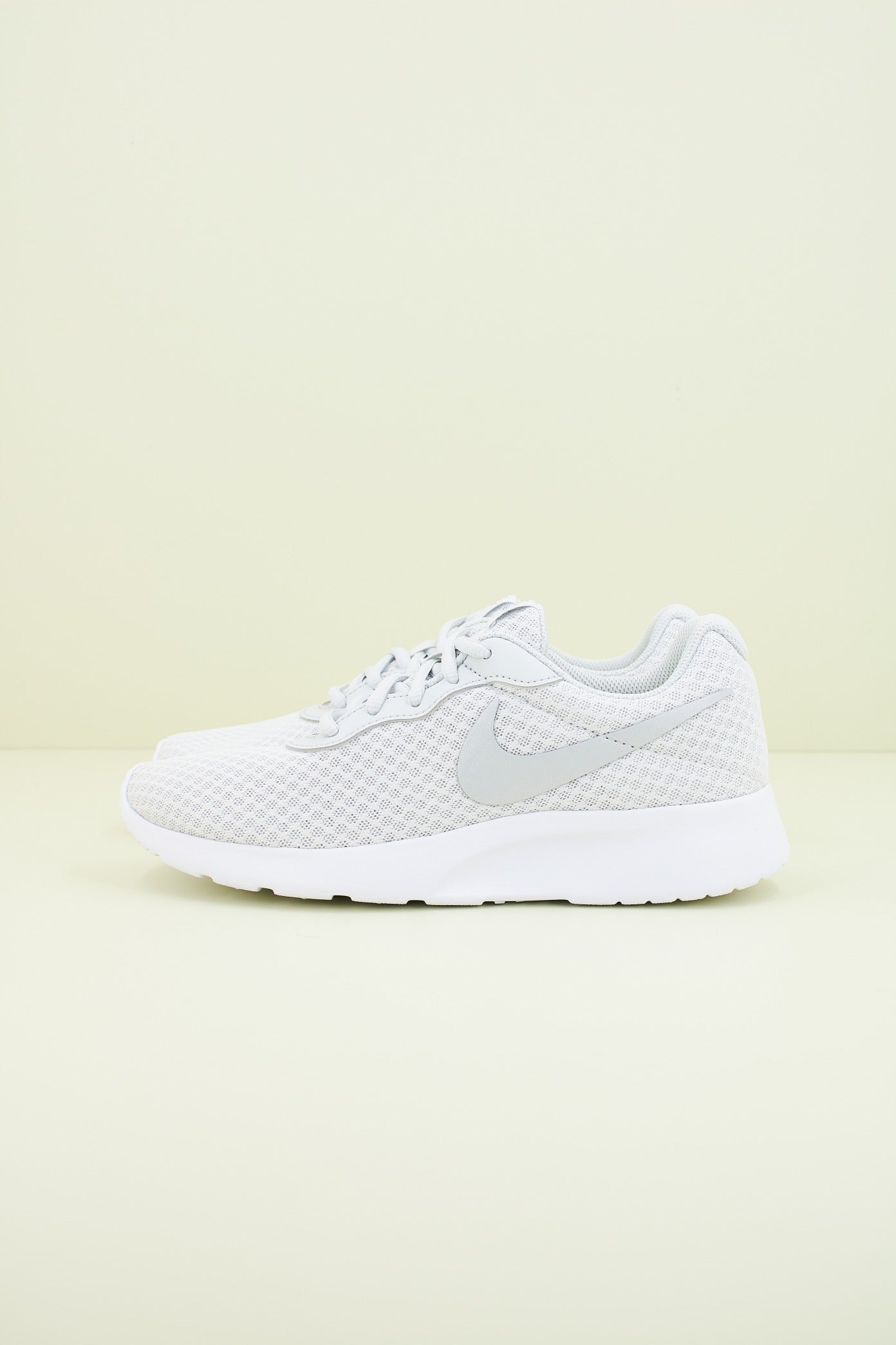 NIKE TANJUN en color GRIS  (1)