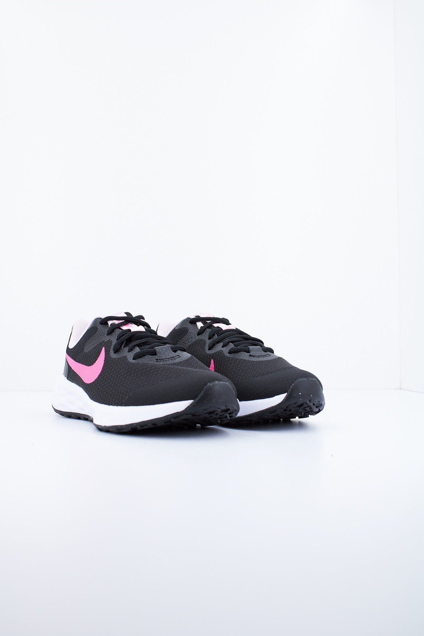 NIKE REVOLUTION  BIG KIDS' en color NEGRO  (2)