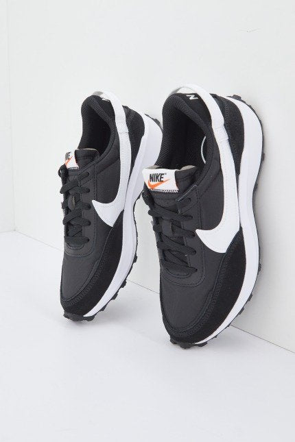 NIKE WAFFLE DEBUT WOMEN'S SH en color NEGRO  (3)