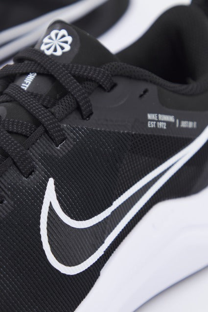 NIKE DOWNSHIFTER  C/O en color NEGRO  (4)