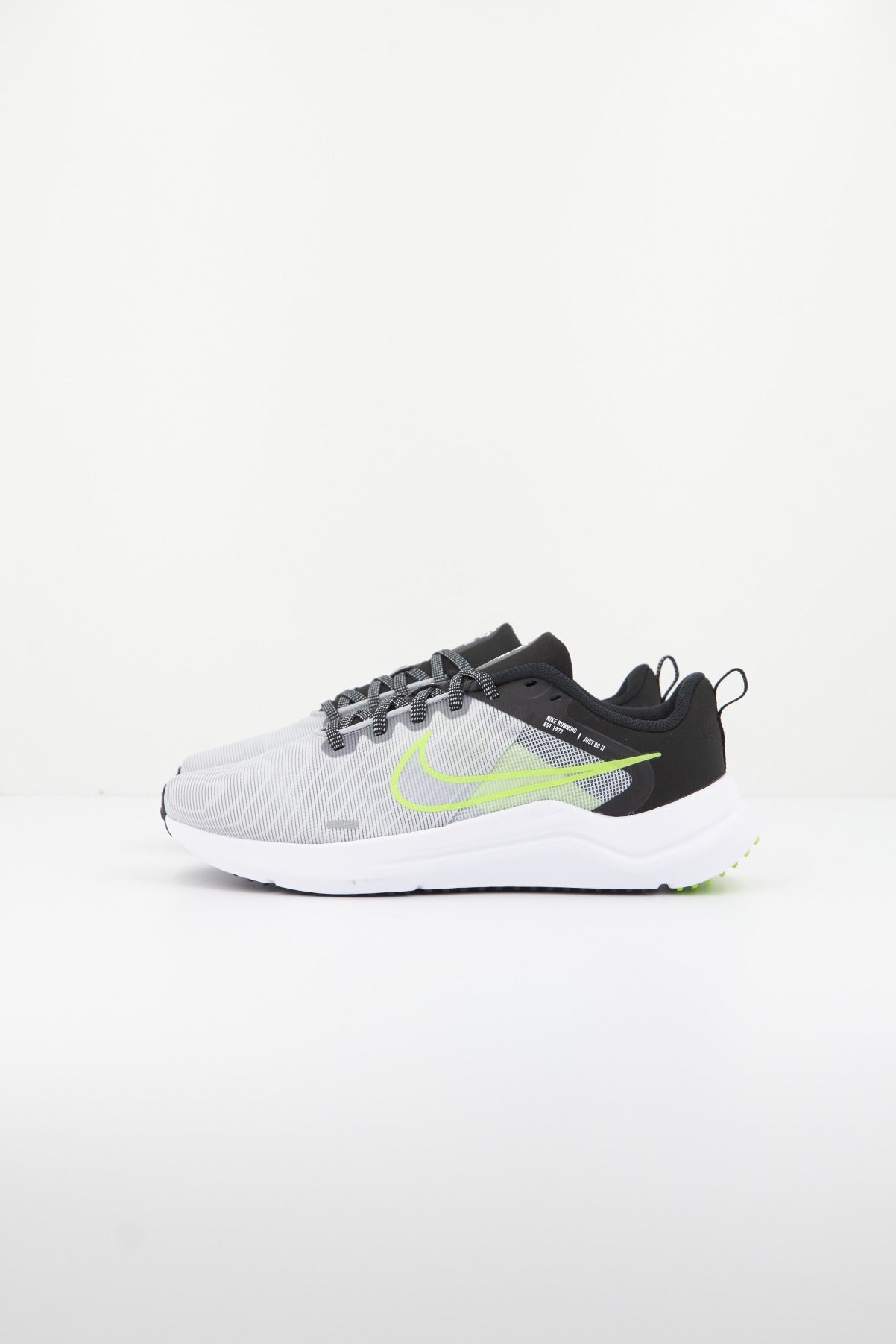 NIKE DOWNSHIFTER  en color GRIS  (1)