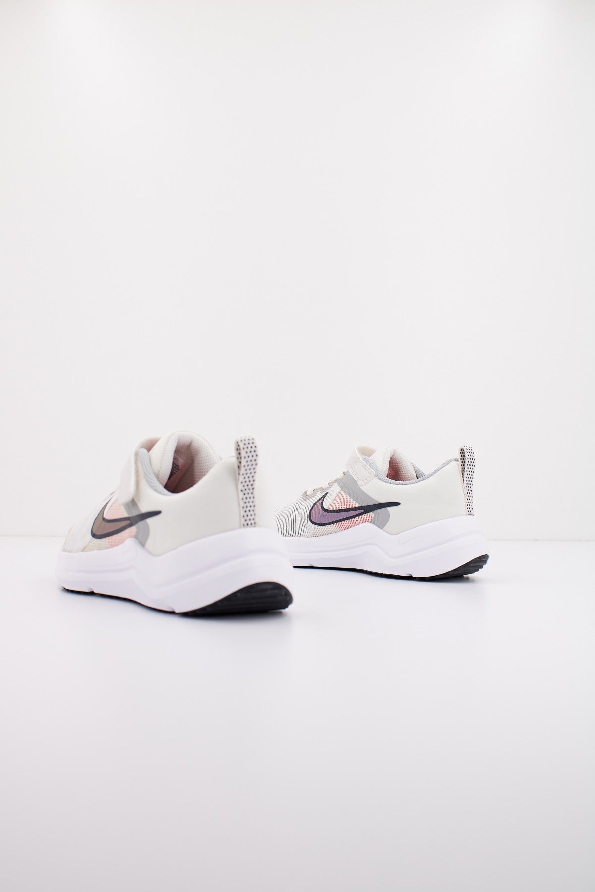 NIKE DOWNSHIFTER  en color BEIS  (3)