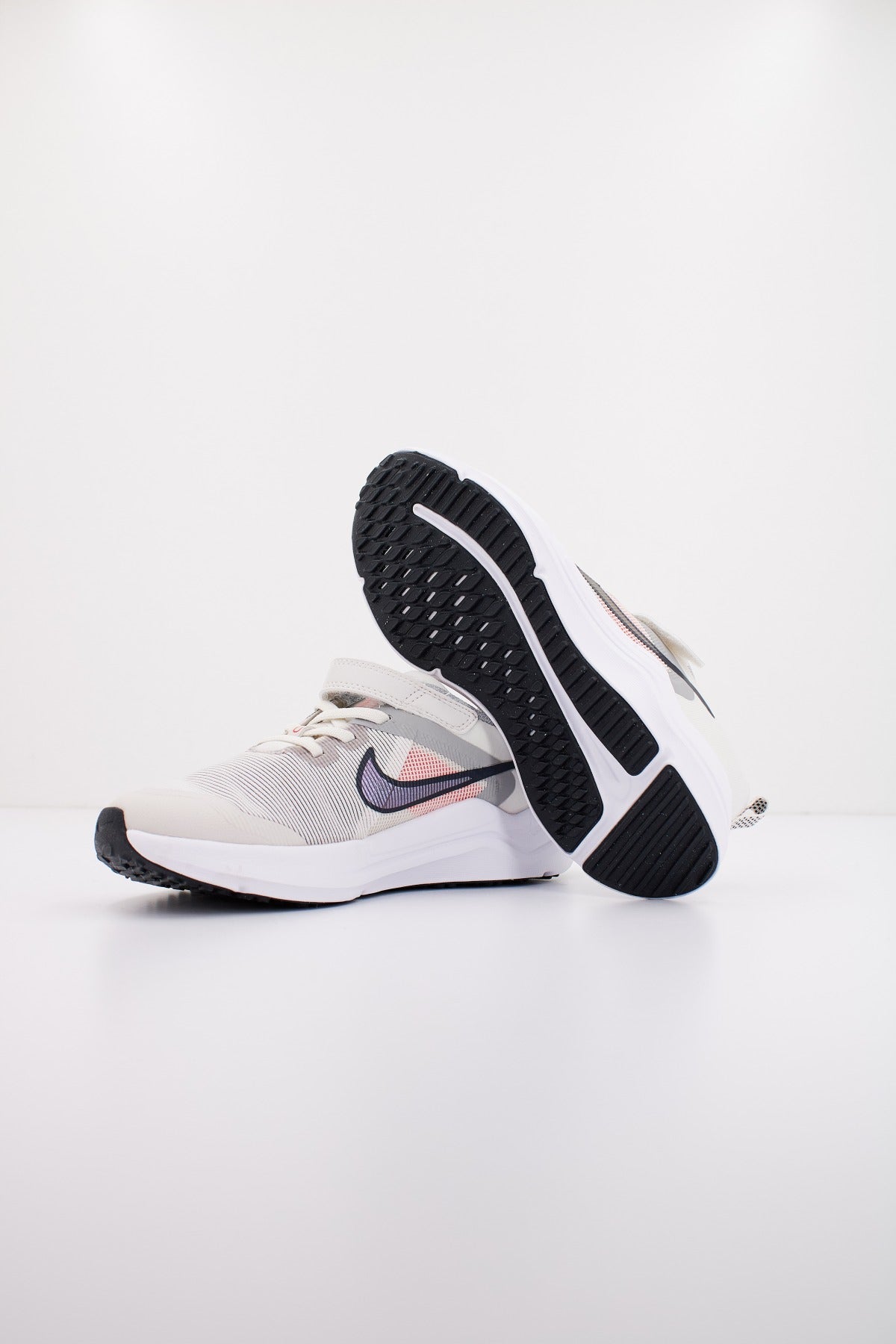 NIKE DOWNSHIFTER  en color BEIS  (4)