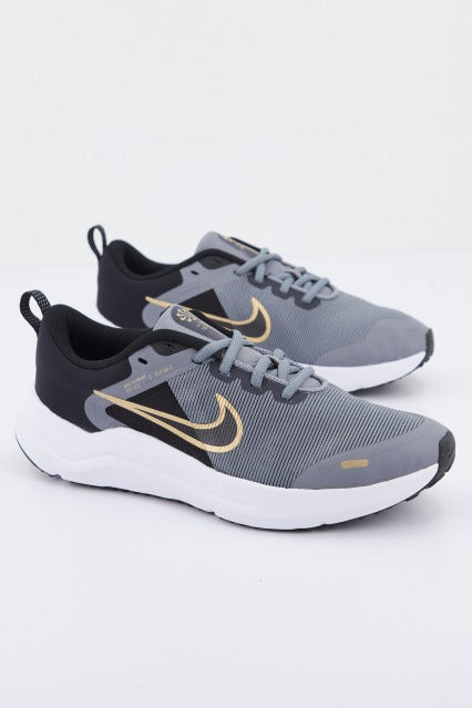 NIKE  DOWNSHIFTER  BIG KIDS en color GRIS  (2)