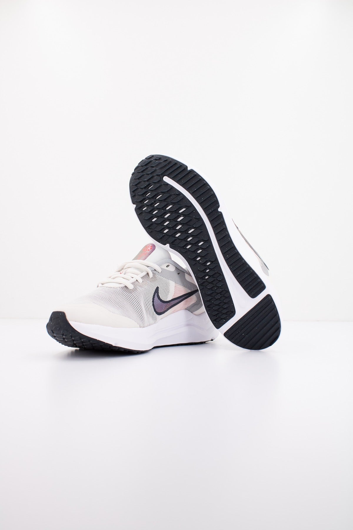 NIKE DOWNSHIFTER  BIG KIDS en color BEIS  (4)