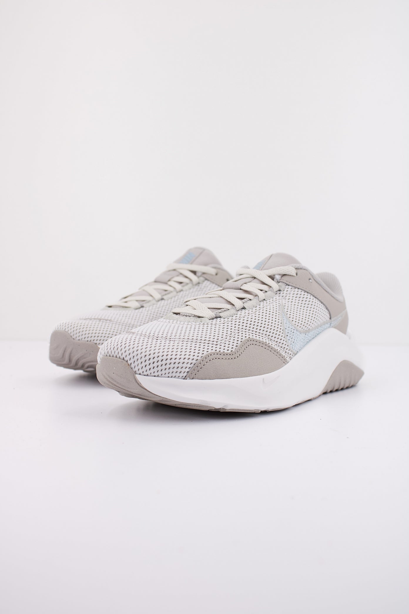 NIKE LEGEND ESSENTIAL  NEXT NATU en color GRIS  (2)