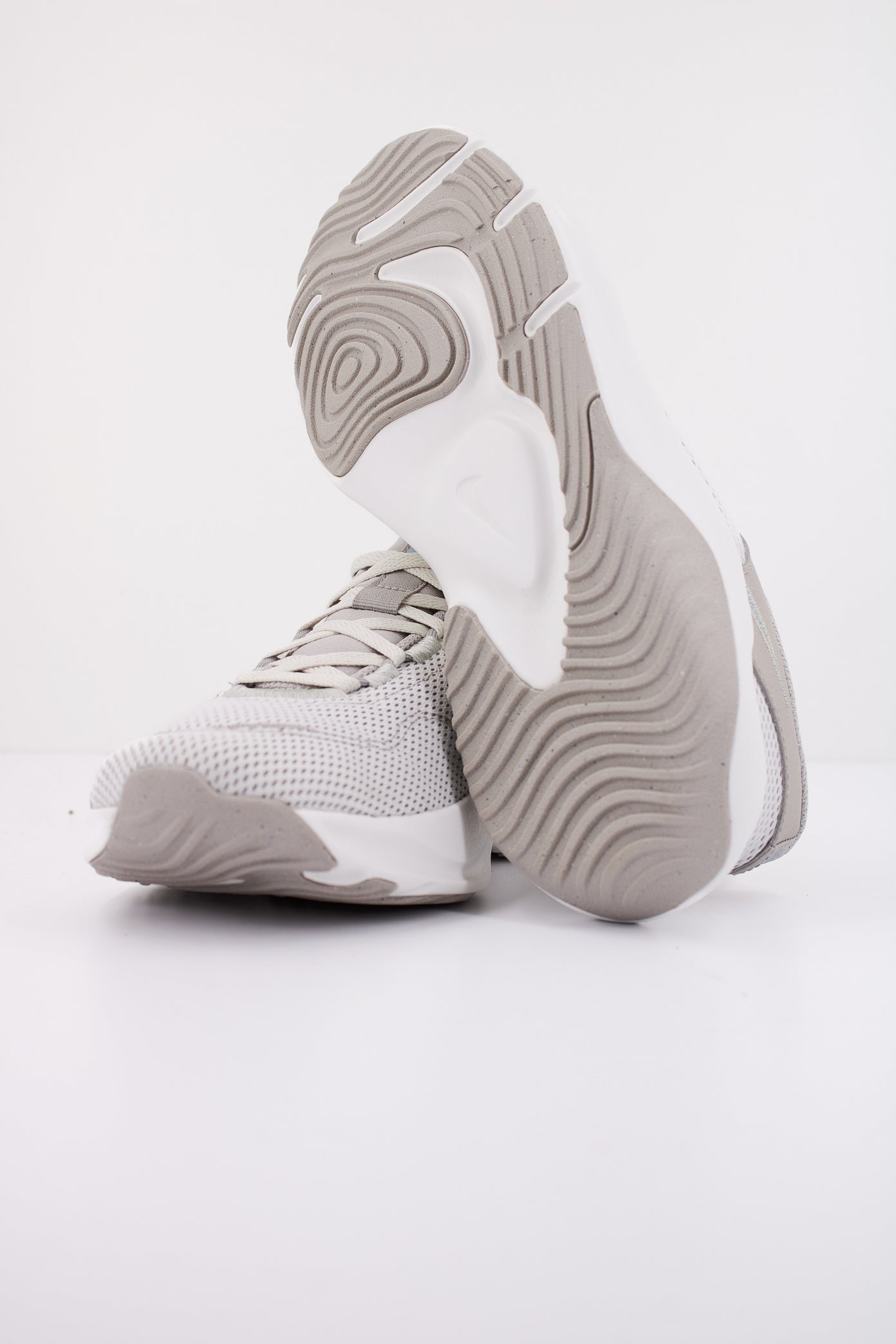 NIKE LEGEND ESSENTIAL  NEXT NATU en color GRIS  (4)