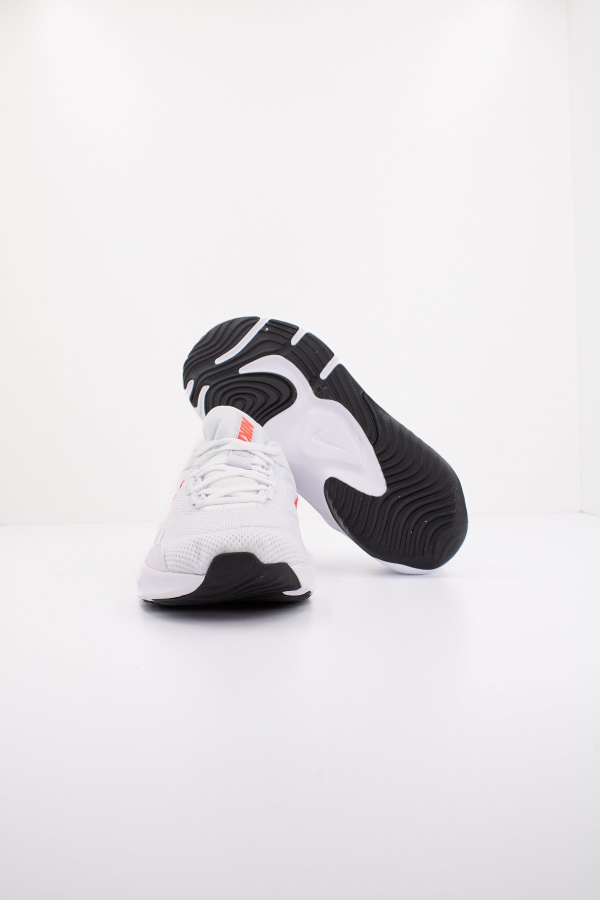 NIKE  LEGEND ESSENTIAL   en color BLANCO  (4)