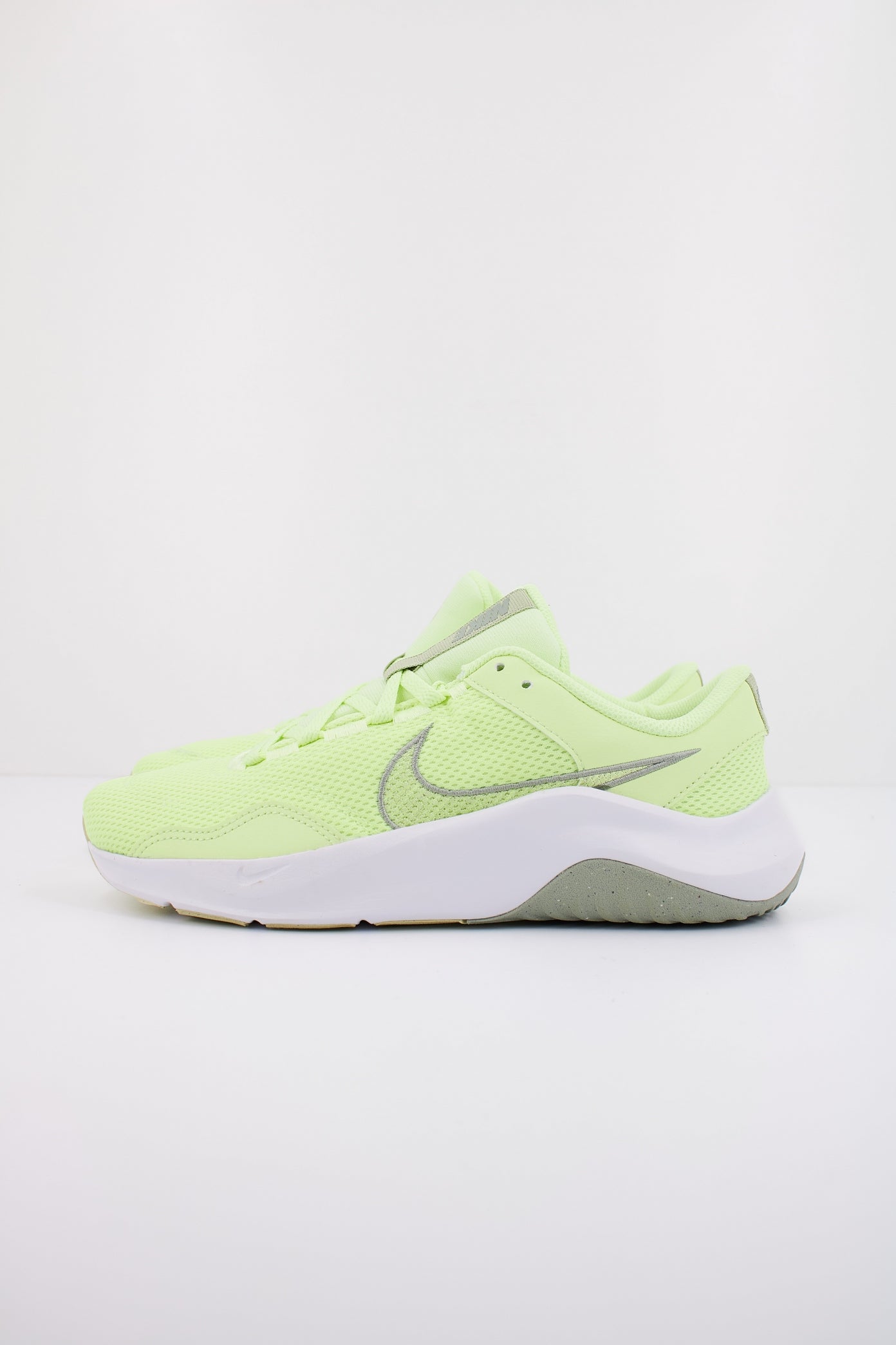 NIKE LEGEND ESSENTIAL  NEXT NATU en color VERDE  (1)