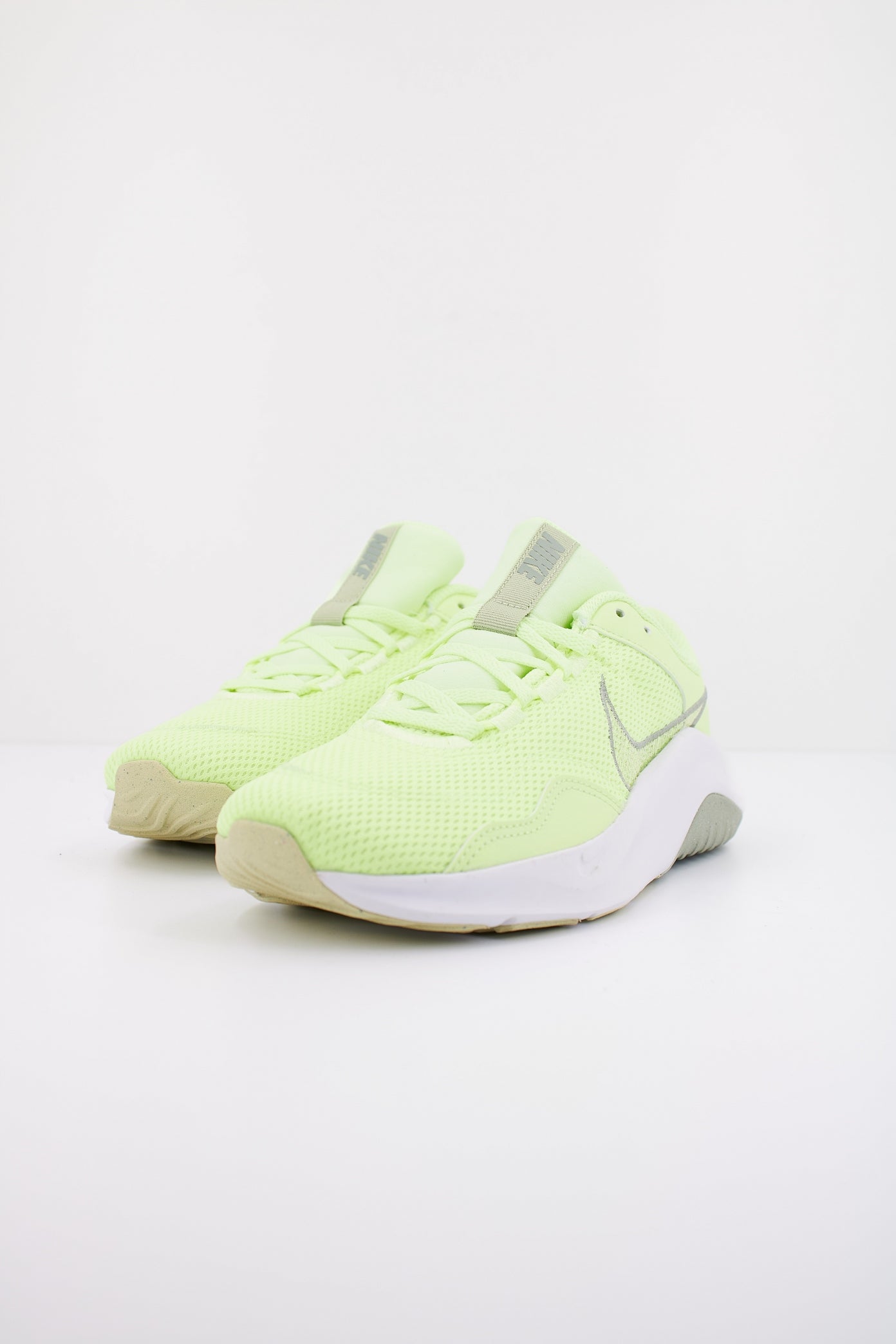 NIKE LEGEND ESSENTIAL  NEXT NATU en color VERDE  (2)