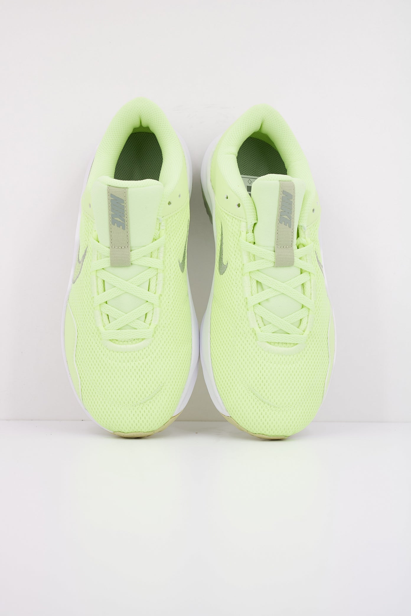 NIKE LEGEND ESSENTIAL  NEXT NATU en color VERDE  (3)