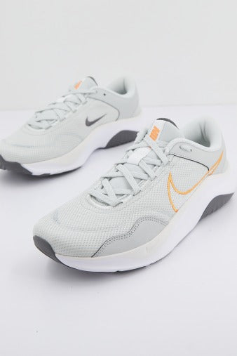 NIKE LEGEND ESSENTIAL  NN en color BLANCO  (1)