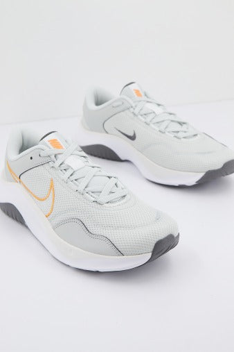 NIKE LEGEND ESSENTIAL  NN en color BLANCO  (2)