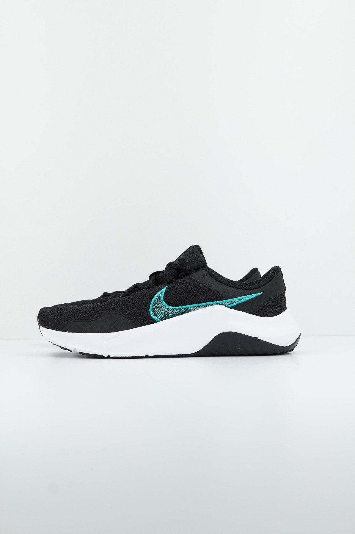 NIKE LEGEND ESSENTIAL  NN en color NEGRO  (1)