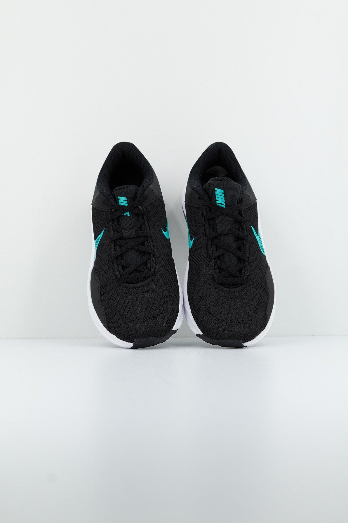 NIKE LEGEND ESSENTIAL  NN en color NEGRO  (2)