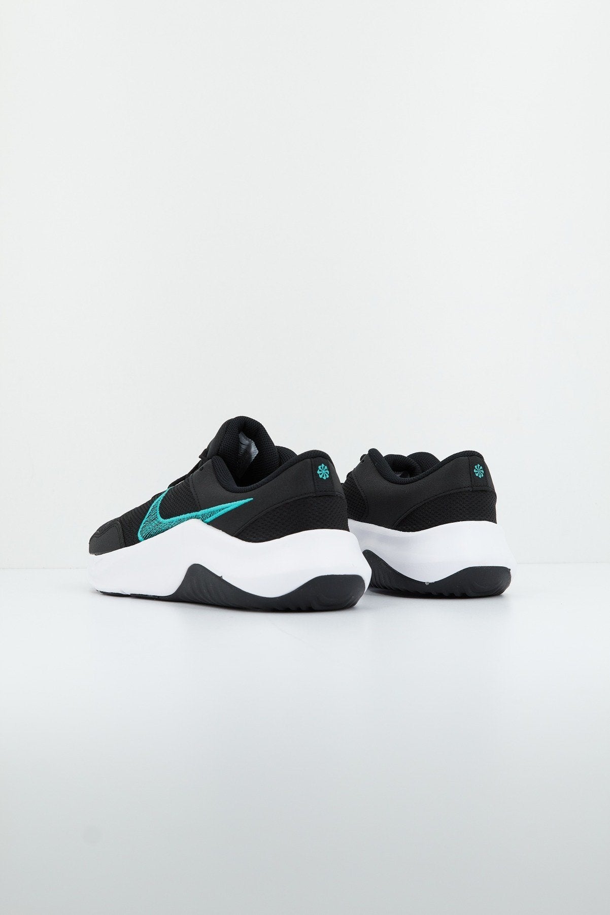 NIKE LEGEND ESSENTIAL  NN en color NEGRO  (3)