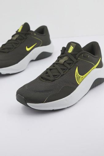 NIKE LEGEND ESSENTIAL  NN en color VERDE  (1)