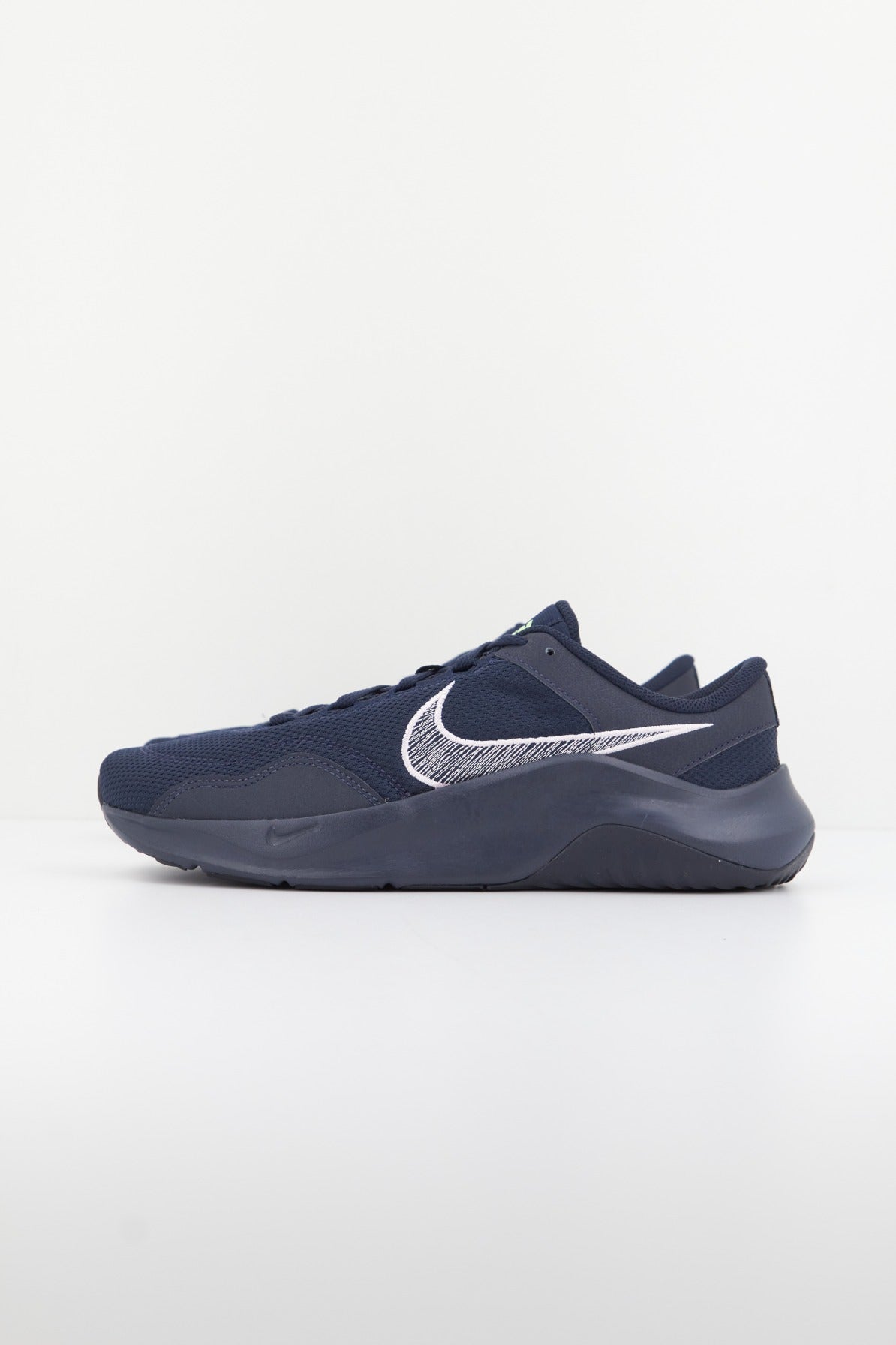 NIKE LEGEND ESSENTIAL  NN en color AZUL  (1)